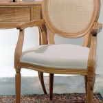 כסא עץ עם ידיות משענת קש