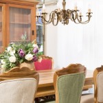 שולחן אוכל מלבני עם כסאות מרופדים