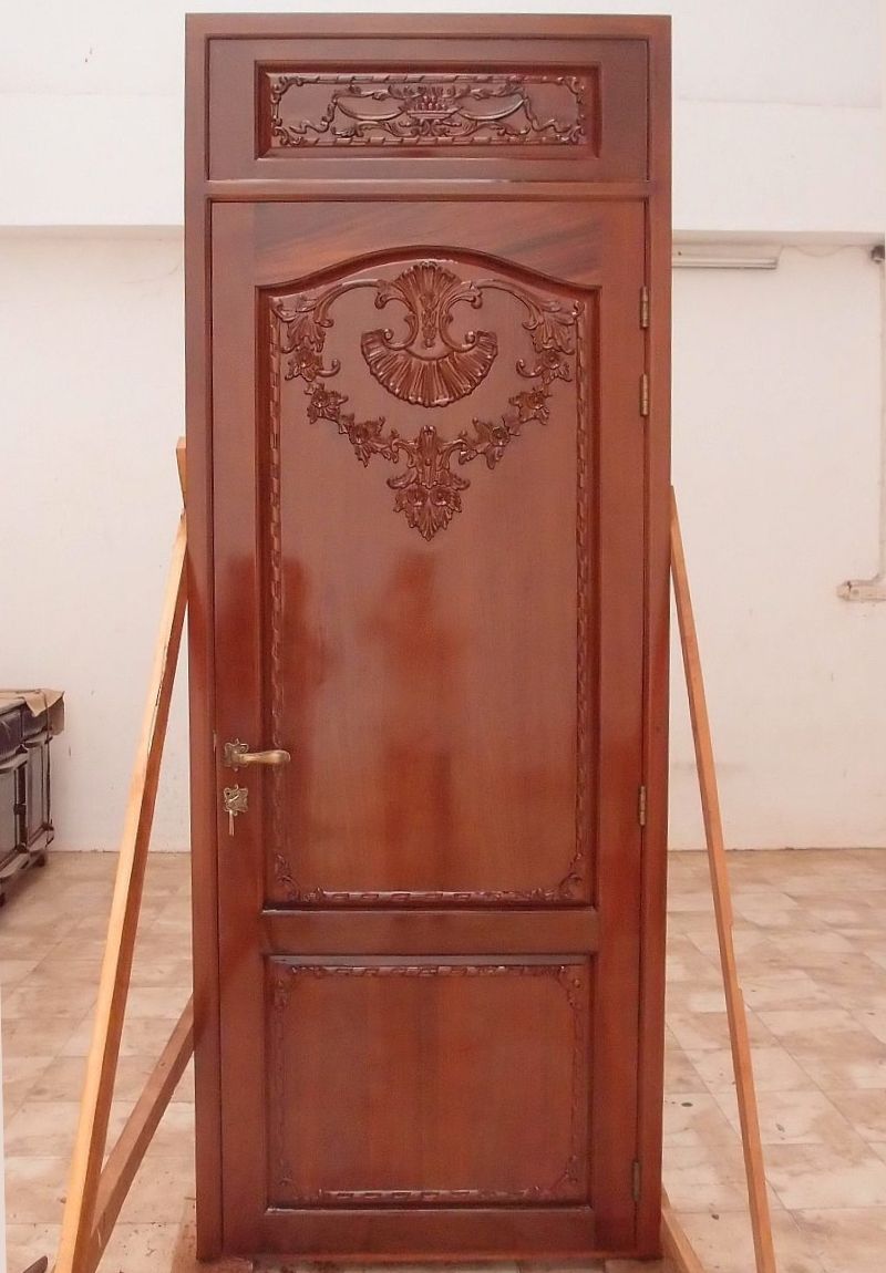 דלת כניסה מעוטרת גילופי עץ