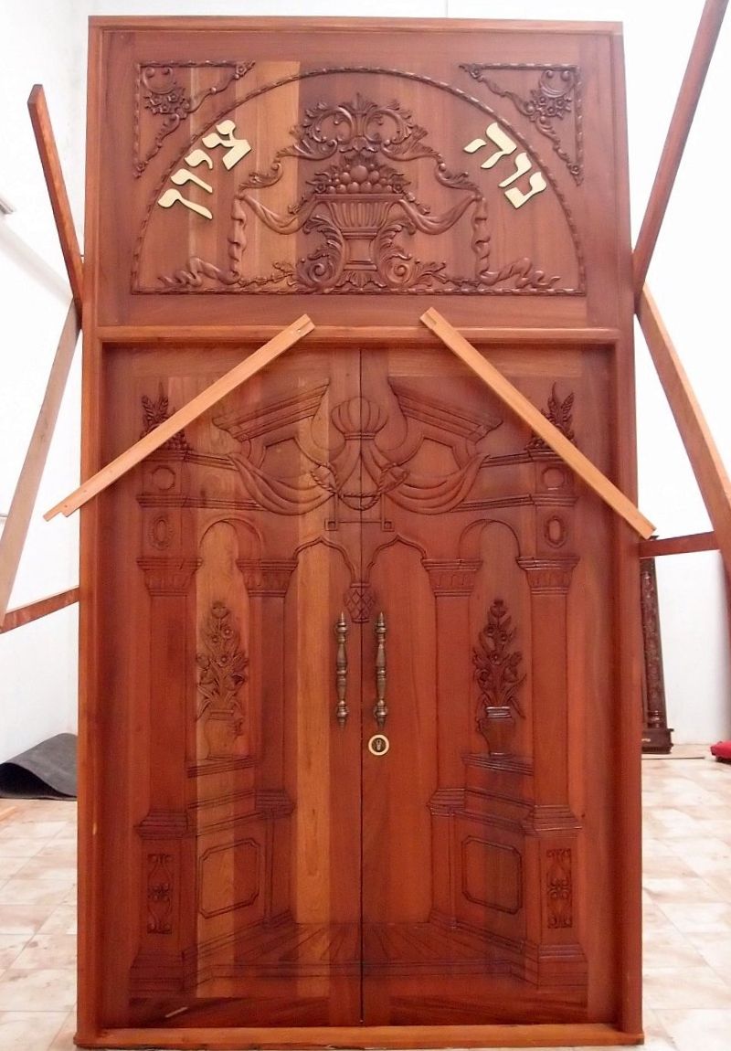  דלת כניסה קלאסית מעוטרת גילופי עץ