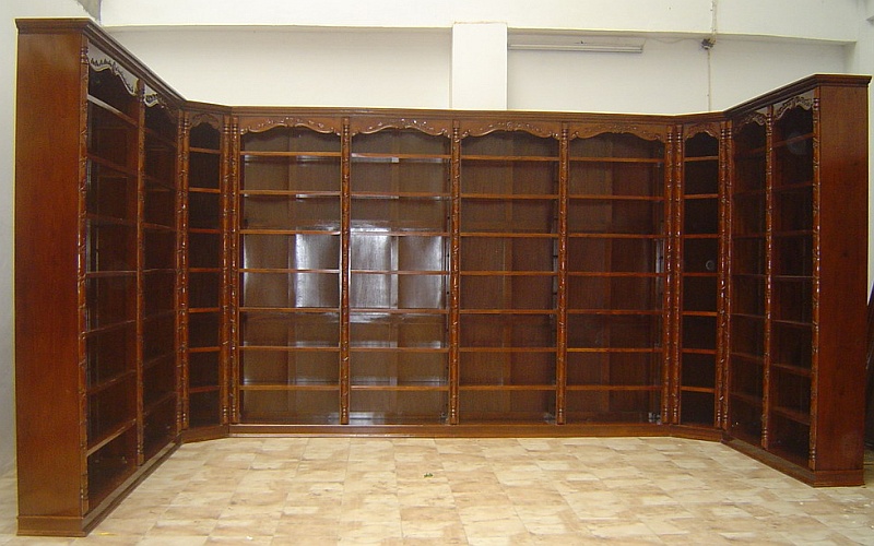  ספריה מקיר לקיר משולבת דלתות זכוכית