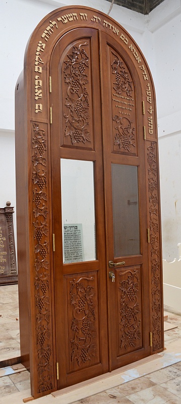  דלת כניסה מקושתת עם כיתוב זהב