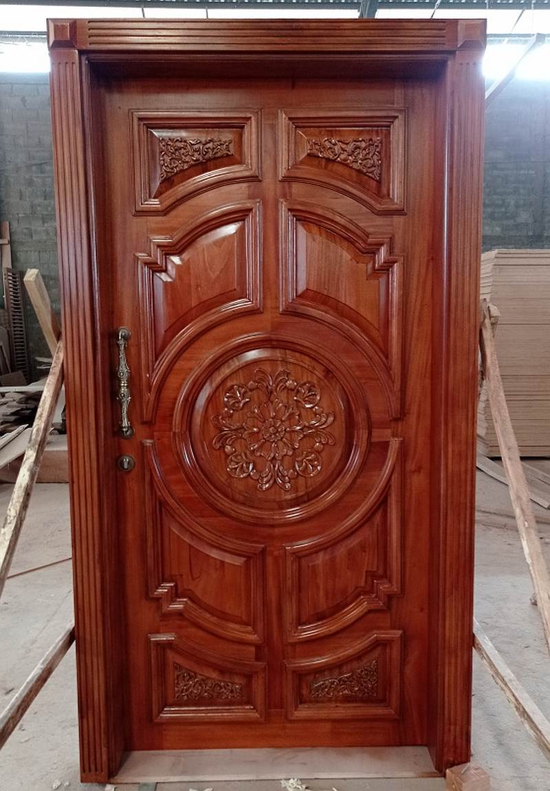  דלת כניסה קלאסית מעץ מלא