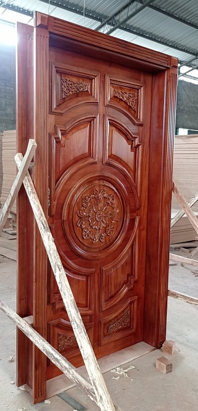  דלת כניסה קלאסית מעץ מלא