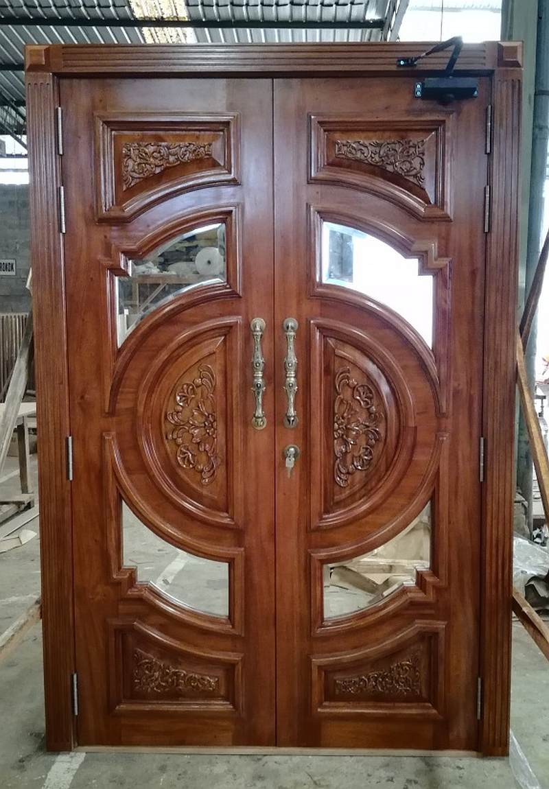  דלת כניסה מעץ מלא משולבת מראות