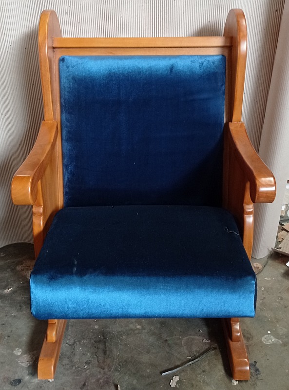 כיסא רב בעיצוב נקי מרופד קטיפה כחולה