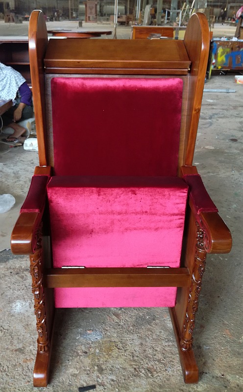  כיסא רב מהודר עם גילופים ועיטורי זהב