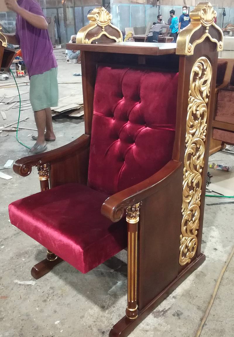  כיסא רב מעץ עם עיטורי זהב