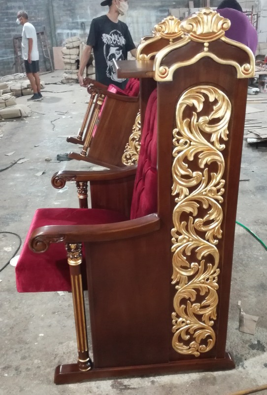  כיסא רב מעץ עם עיטורי זהב