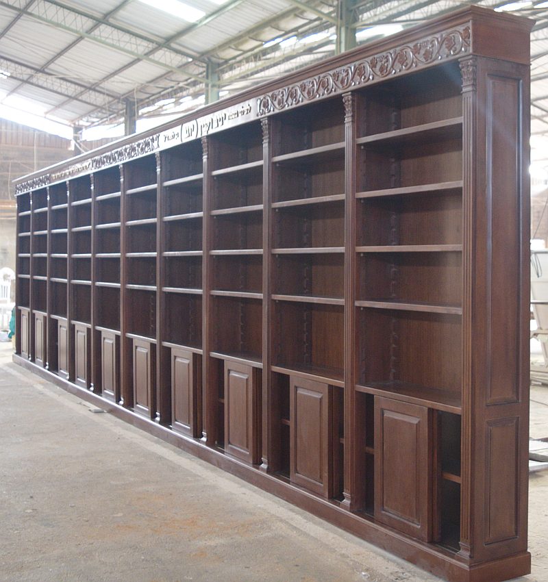  ספריה רחבה מעץ מלא משולבת