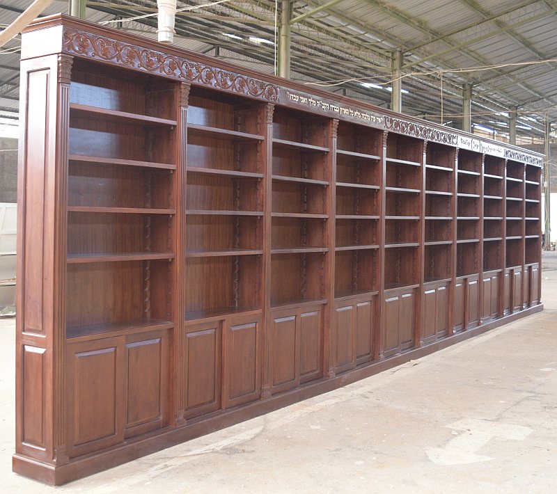  ספריה רחבה מעץ מלא משולבת